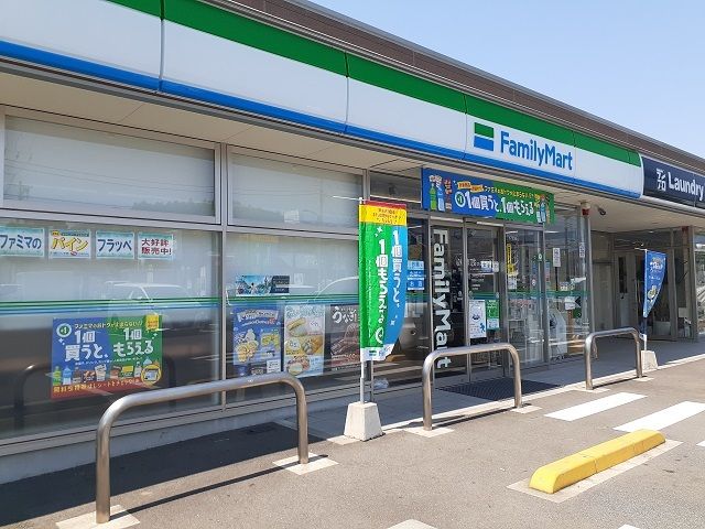 近くのファミリーマートまで500m（徒歩7分）