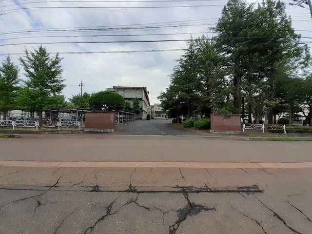 近くの新潟市立新津第五中学校まで2,300m（徒歩29分）