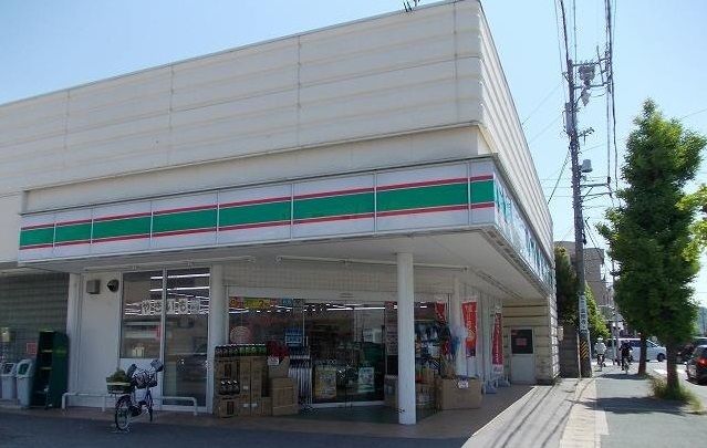 近くのローソンストア１００まで800m（徒歩10分）