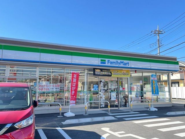 近くのファミリーマートまで300m(徒歩4分)