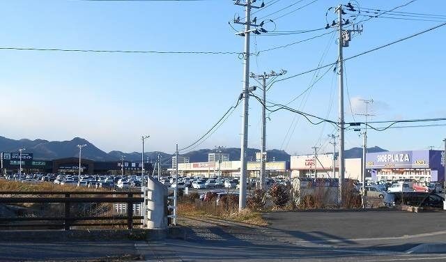 近くのエイトタウンまで900m（徒歩12分）