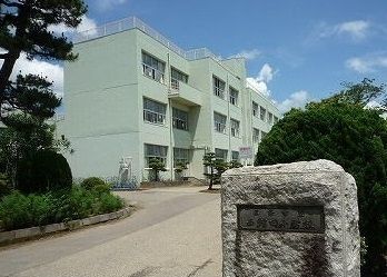近くの西鱈田小学校まで300m（徒歩4分）