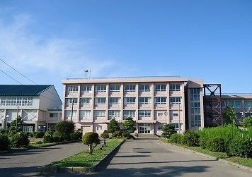 近くの本成寺中学校まで100m（徒歩2分）