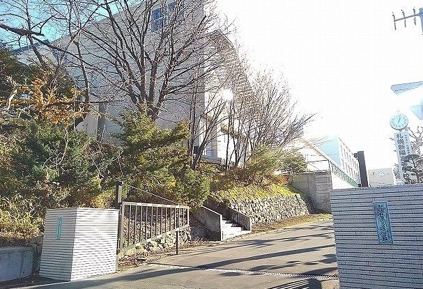 近くの札幌新陽高等学校まで600m(徒歩8分)