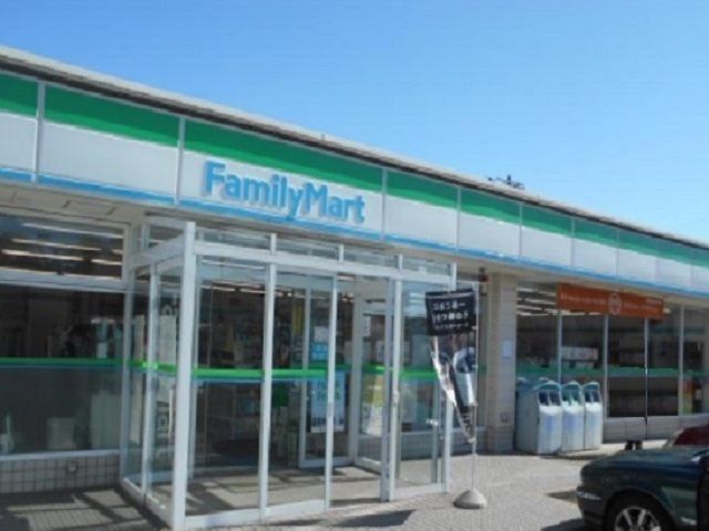 近くのファミリーマート新屋扇町店まで300m（徒歩4分）