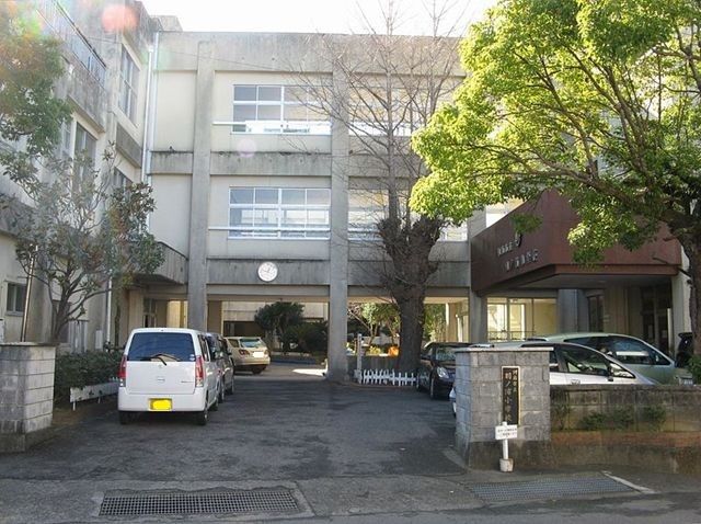 近くの羽ノ浦小学校まで300m（徒歩4分）