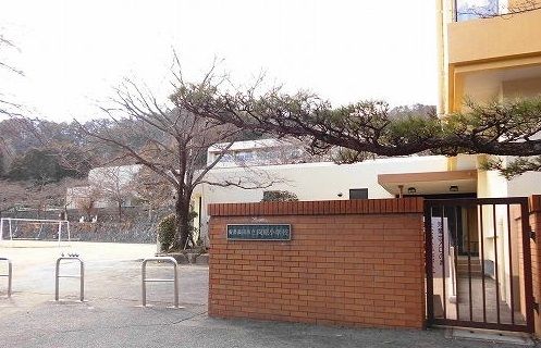 近くの向原小学校まで350m（徒歩5分）