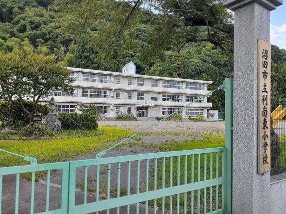 近くの沼田市立利南東小学校まで3,200m（徒歩40分）