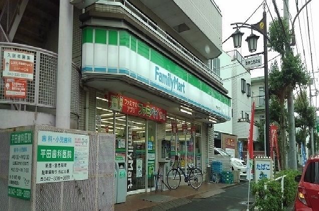 近くのファミリーマートまで170m（徒歩3分）