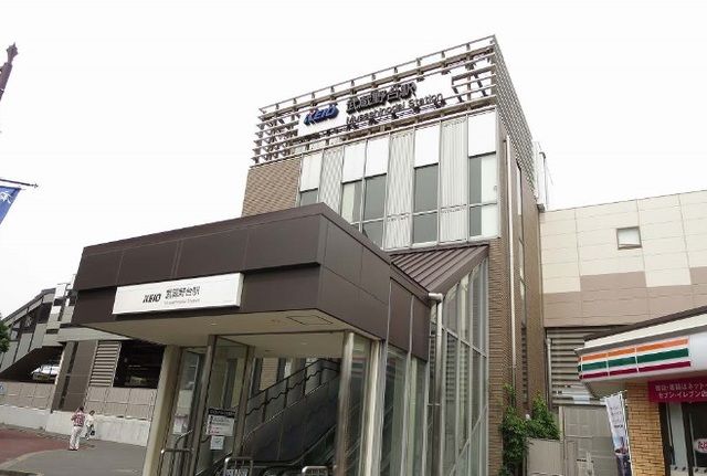 近くの武蔵野台駅まで800m（徒歩10分）