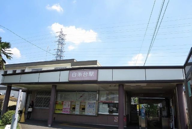 近くの白糸台駅まで1,200m（徒歩15分）