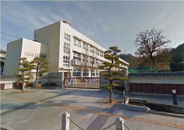 近くの笠岡市立笠岡小学校まで1,100m（徒歩14分）