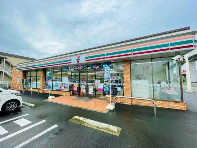 近くのコンビニまで590m（徒歩8分）