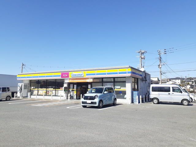 近くのミニストップ上須恵店まで500m(徒歩7分)