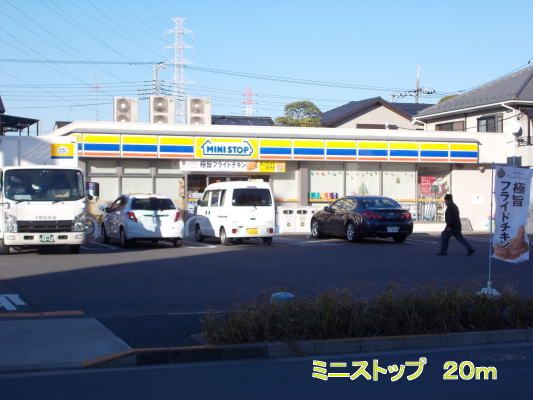 近くのコンビニまで20m（徒歩1分）
