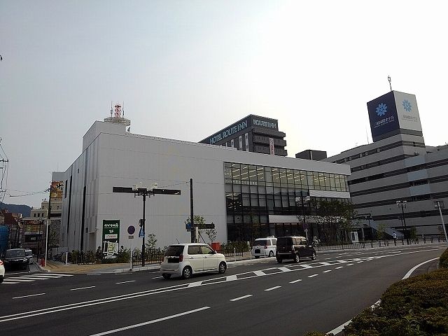 近くの三原市立中央図書館まで370m（徒歩5分）