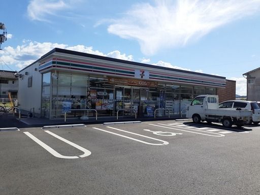近くのセブンイレブン日田十二町店まで590m（徒歩8分）
