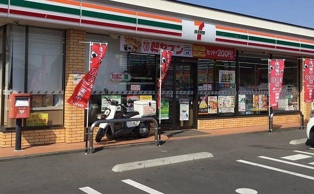 近くのセブンイレブンまで240m（徒歩3分）