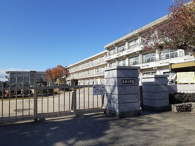 近くの岩滑小学校まで640m(徒歩8分)
