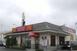 近くのマクドナルドまで1,300m（徒歩17分）