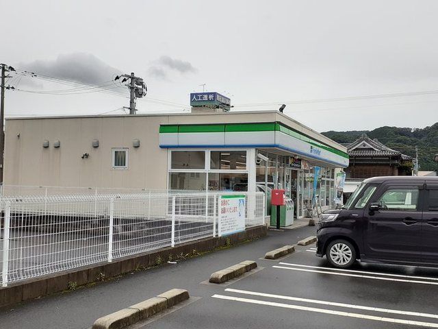 近くのファミリーマートはやと日当山店まで700m(徒歩9分)