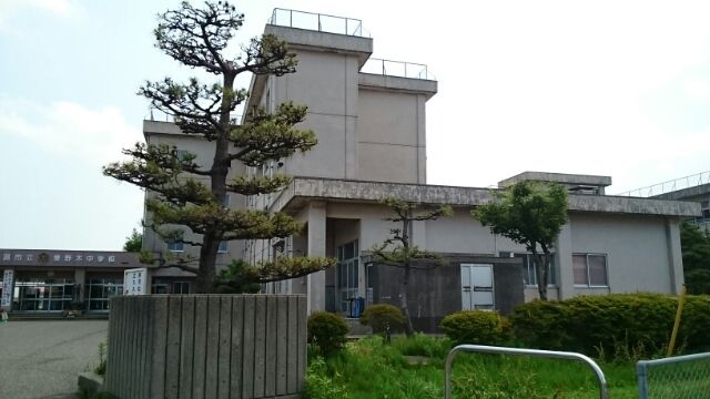 近くの曽野木中学校まで700m（徒歩9分）