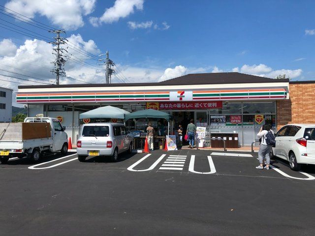 近くのセブンイレブン伊賀平野東町店様まで250m（徒歩4分）