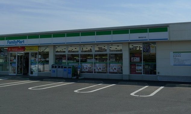 近くのファミリーマートまで500m(徒歩7分)