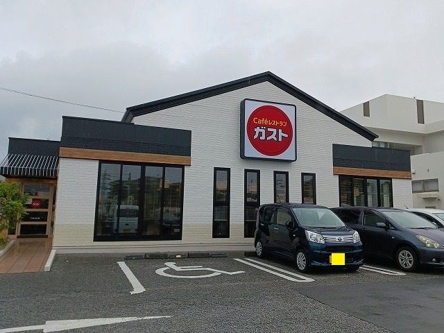 近くのガスト名護店まで950m（徒歩12分）