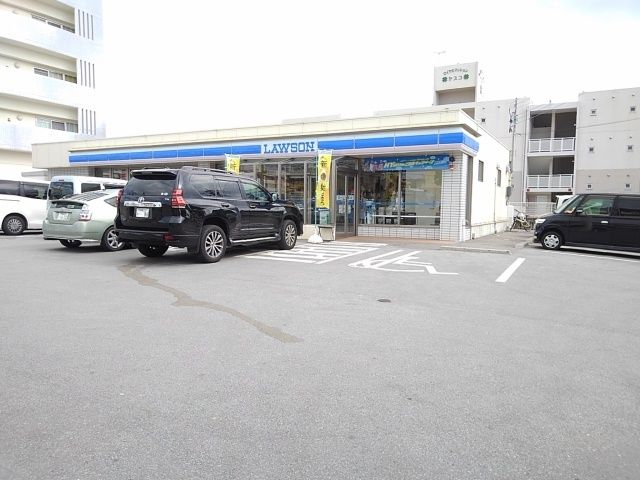 近くのローソン名護宇茂佐の森店まで150m（徒歩2分）