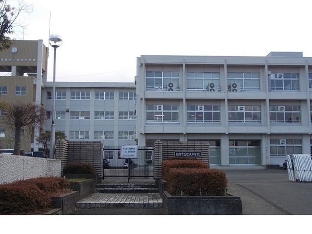 近くの福島市立信夫中学校まで1,700m（徒歩22分）