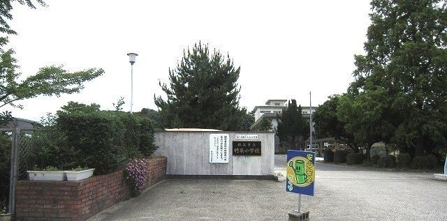 近くの竹矢小学校まで1,700m(徒歩22分)