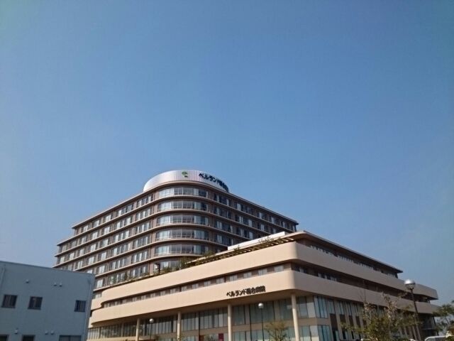 近くのベルランド総合病院様まで890m（徒歩12分）