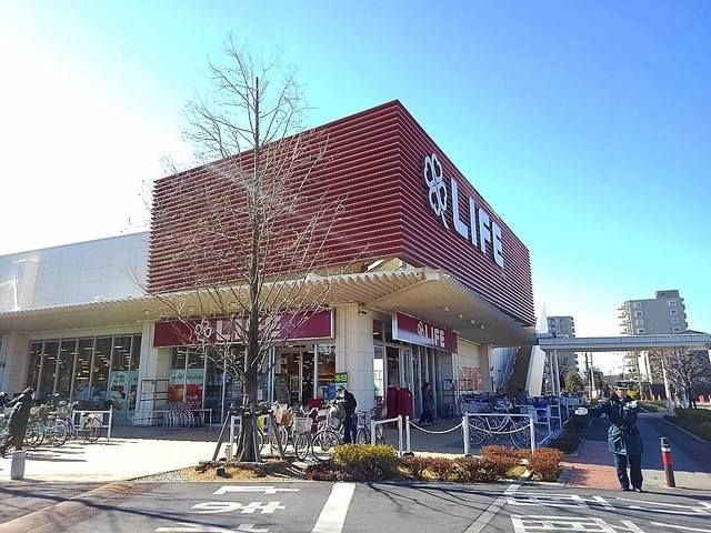 近くのライフ吉川栄町店まで450m（徒歩6分）