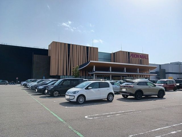 近くのイオンモール新小松まで1,100m（徒歩14分）