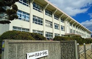 近くの川上小学校まで1,200m（徒歩15分）