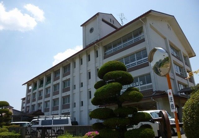 近くの高屋東小学校まで260m（徒歩4分）