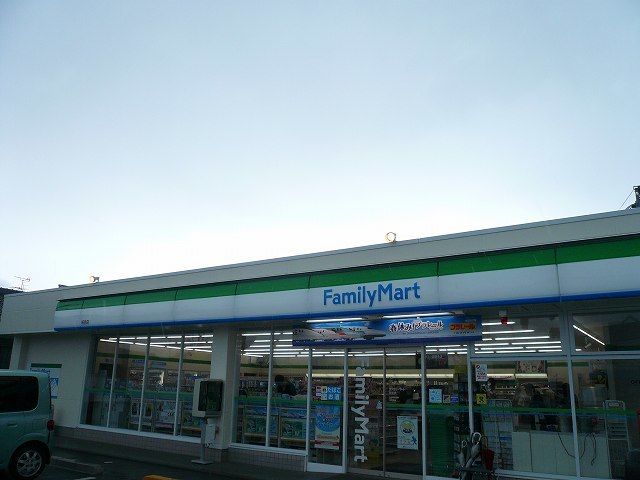 近くのファミリーマート都城鷹尾店まで400m（徒歩5分）
