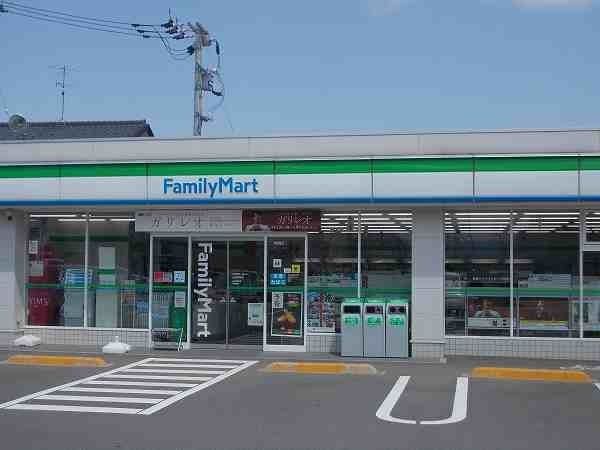 近くのファミリーマートまで750m(徒歩10分)