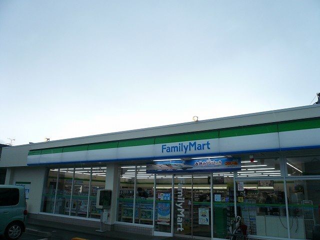 近くのファミリーマート日南星倉店まで160m(徒歩2分)