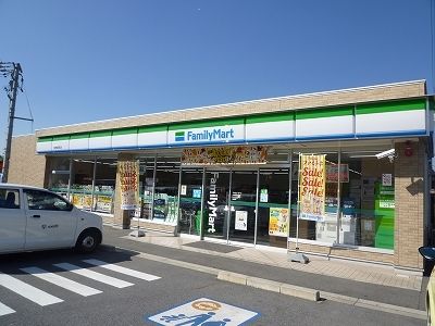 近くのファミリーマートまで450m(徒歩6分)