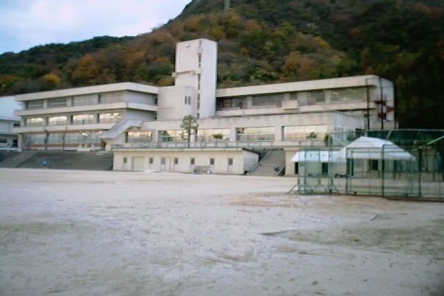 近くの忠海中学校まで650m(徒歩9分)