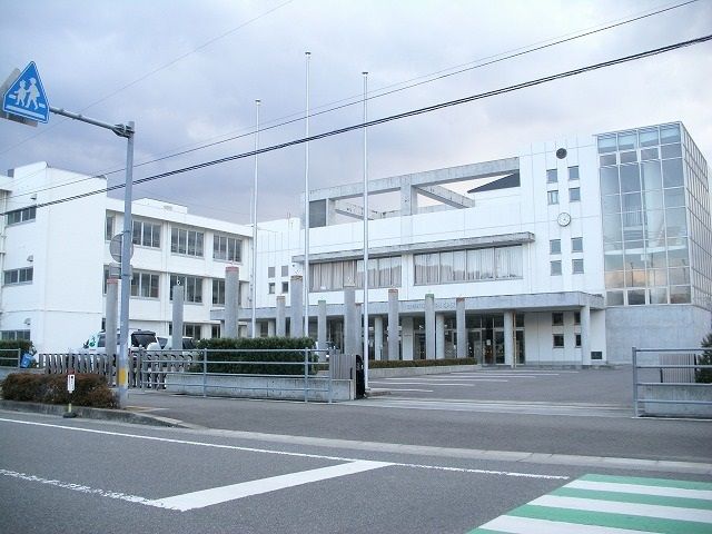 近くの石井小学校まで1,300m（徒歩17分）