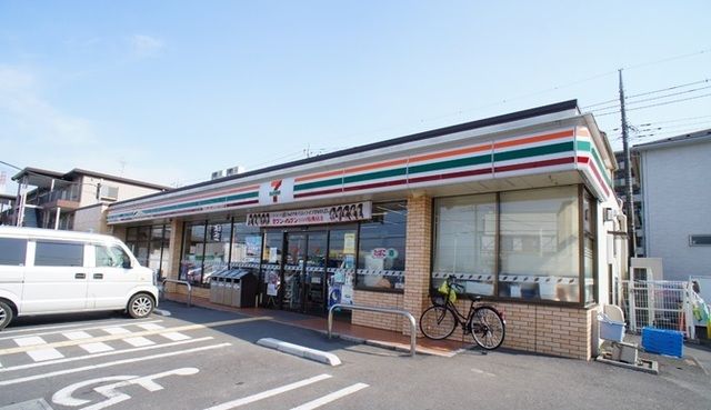 近くのセブンイレブン越谷平方南店まで600m（徒歩8分）