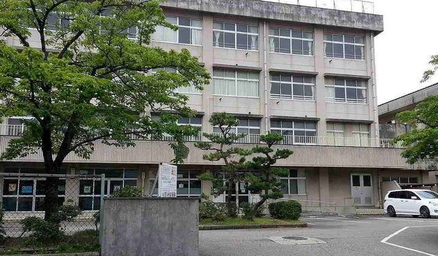 近くの桜ヶ丘小学校まで1,200m(徒歩15分)