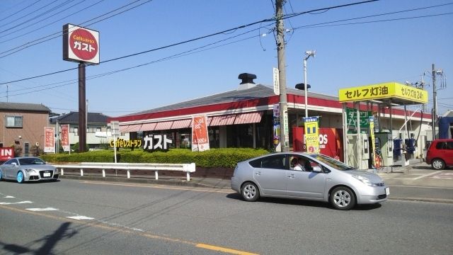 近くのガスト　大宮本郷店まで450m（徒歩6分）