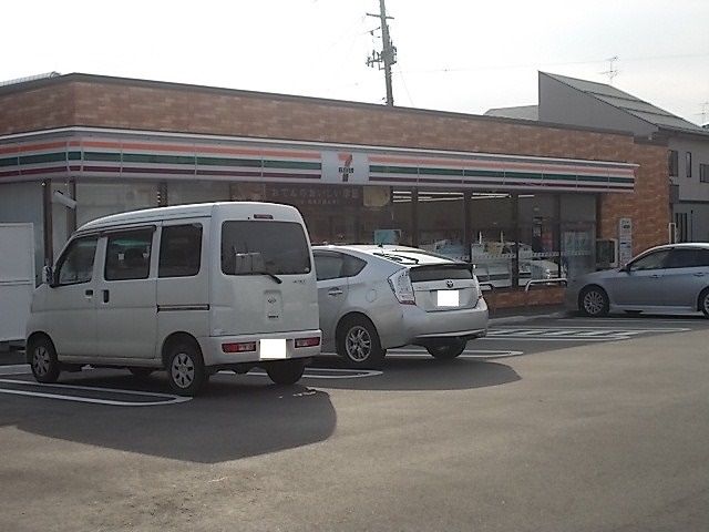 近くのコンビニまで850m（徒歩11分）