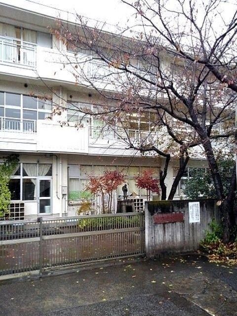 近くの日の出町立平井小学校まで400m（徒歩5分）