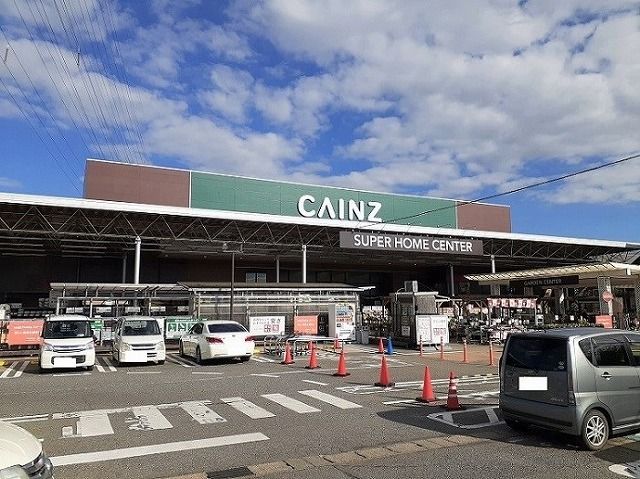 近くのカインズ八街店まで700m（徒歩9分）
