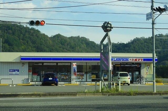 近くのコンビニまで450m（徒歩6分）